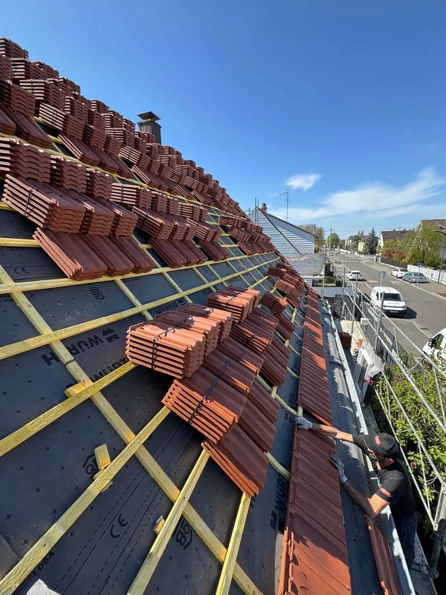 Remplacement de tuiles cassées - AKS Bâtiment